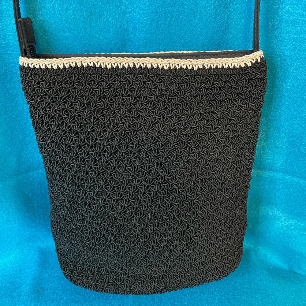 πLiz Claiborne Villager Crochet Small Crochet Crossbody Bag. Black and Beige.π - Picture 2 of 9
